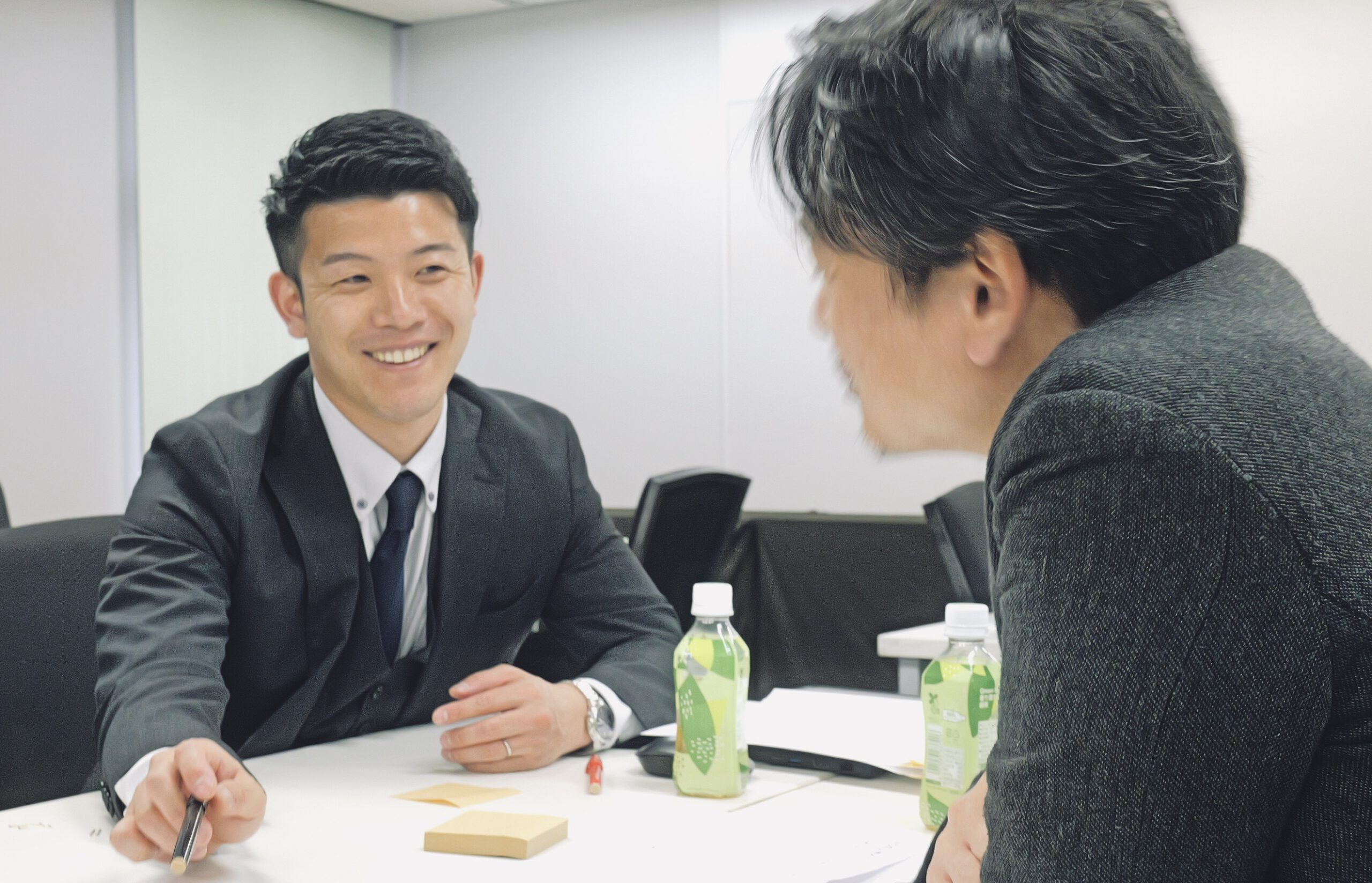 技術者がパソコンを操作する様子