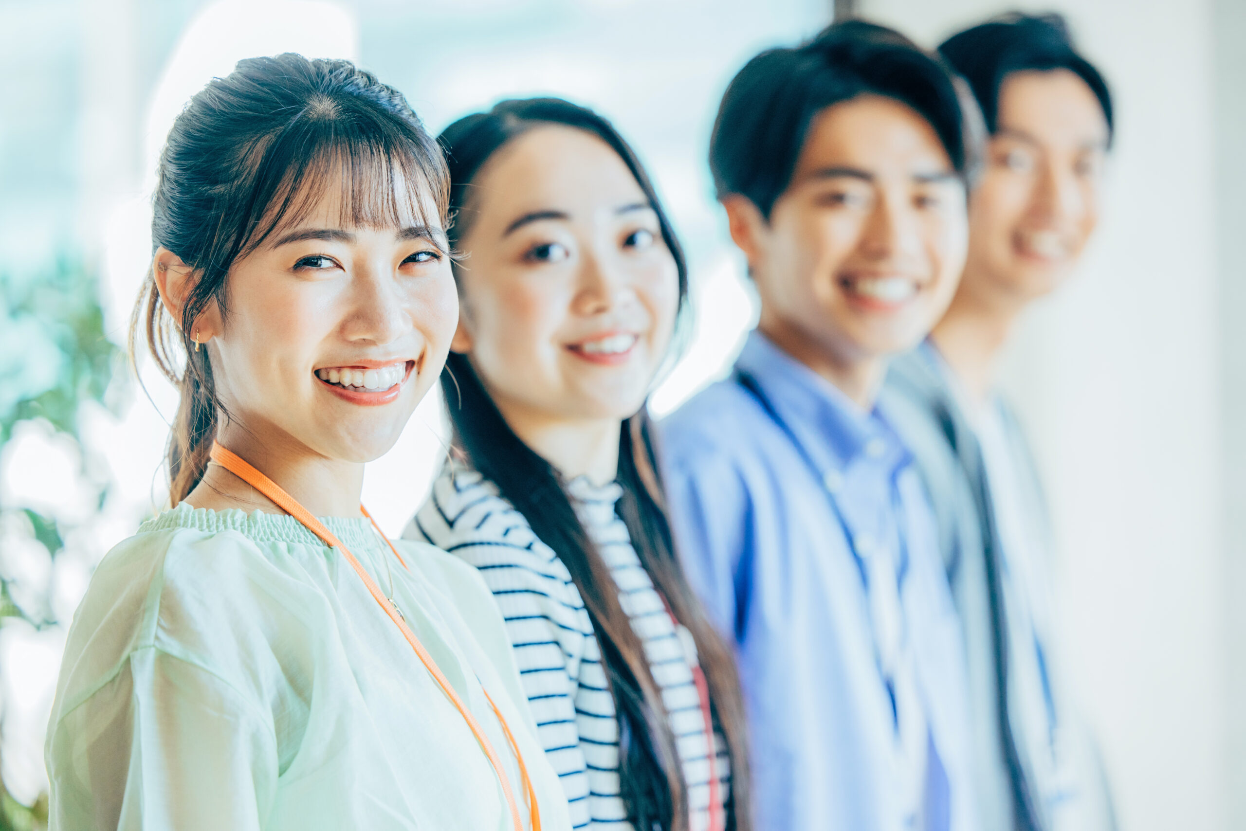 社員が意見交換を行う様子
